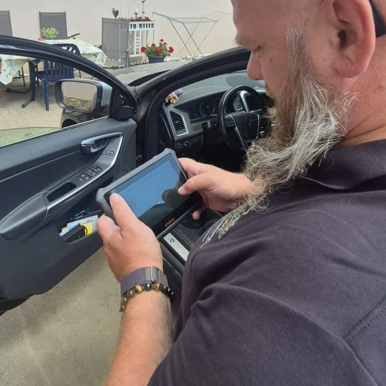 Fahrzeugbesichtigung mit technischer Dokumentation am Tablet